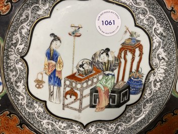 Une assiette en porcelaine de Chine famille rose &agrave; bordure en imitation d'argent, Yongzheng